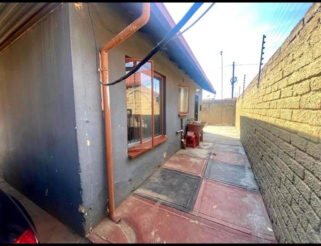2 BEDROOM PROPERTY TO RENT IN PROTEA NORTH